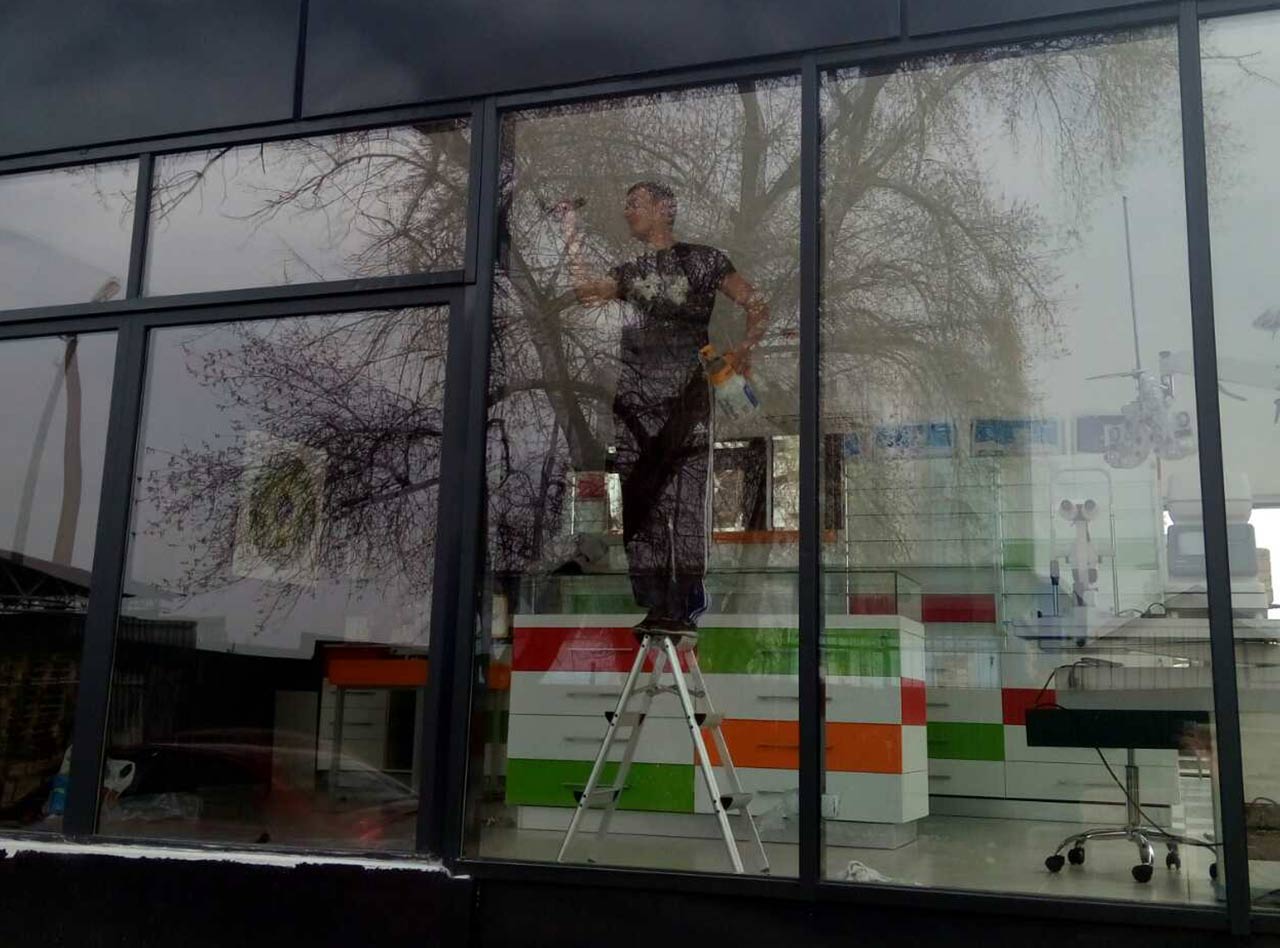 Тонування вітрини магазину